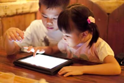 Hạn chế cho trẻ sử dụng điện thoại và xem ti vi